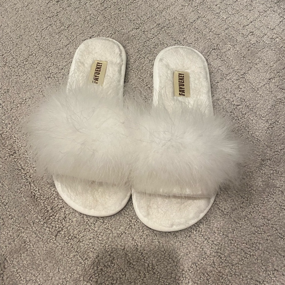 Great getting ready slippers for a bride! Super comfortable and only worn once